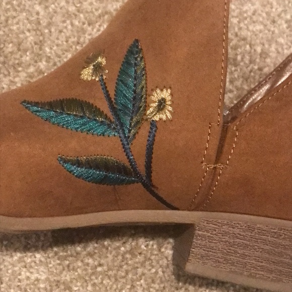 Embroidered booties - Picture 4 of 6